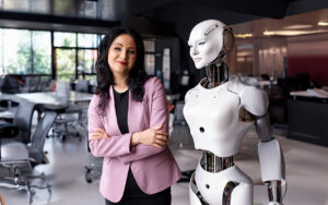 Kobieta stojąca obok człekokształtnego robota